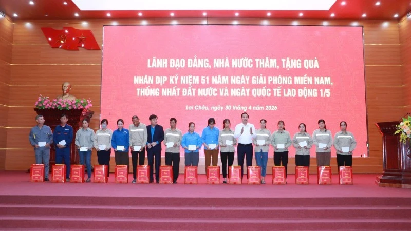 Đồng chí Đoàn Minh Huấn thăm và tặng quà các gia đình chính sách tại Lai Châu