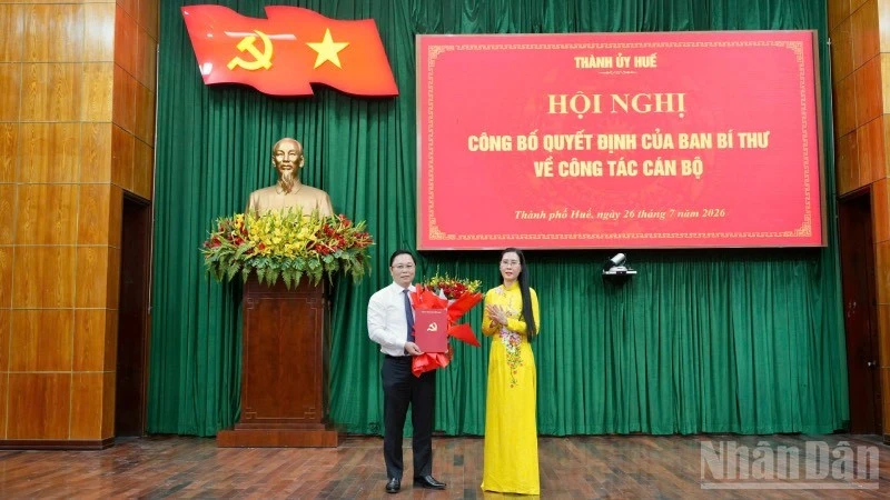 Đồng chí Lê Trí Thanh được bầu giữ chức Chủ tịch Ủy ban nhân dân thành phố Huế Đồng chí Lê Trí Thanh được bầu giữ chức Chủ tịch Ủy ban nhân dân thành phố Huế
