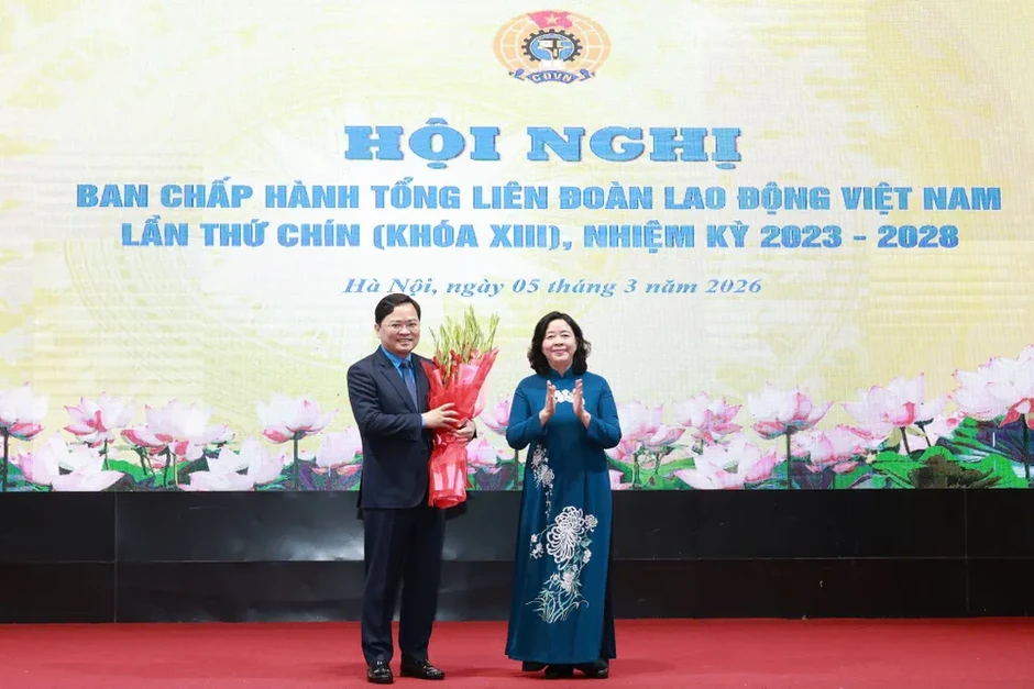 Đồng chí Nguyễn Anh Tuấn được bầu làm Chủ tịch Tổng Liên đoàn Lao động Việt Nam Đồng chí Nguyễn Anh Tuấn được bầu làm Chủ tịch Tổng Liên đoàn Lao động Việt Nam
