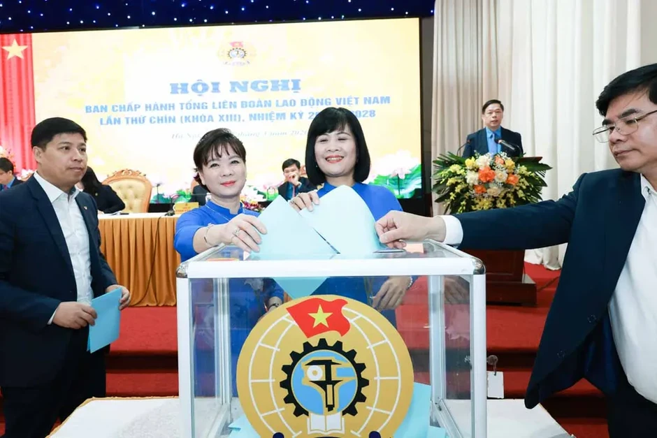 Đồng chí Nguyễn Anh Tuấn được bầu làm Chủ tịch Tổng Liên đoàn Lao động Việt Nam Đồng chí Nguyễn Anh Tuấn được bầu làm Chủ tịch Tổng Liên đoàn Lao động Việt Nam