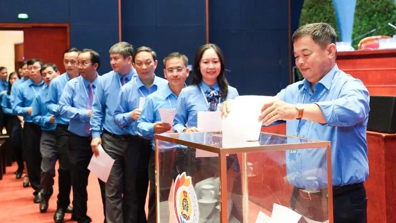 Đồng chí Nguyễn Anh Tuấn tái đắc cử chức Chủ tịch Tổng Liên đoàn Lao động Việt Nam khóa XIV Đồng chí Nguyễn Anh Tuấn tái đắc cử chức Chủ tịch Tổng Liên đoàn Lao động Việt Nam khóa XIV