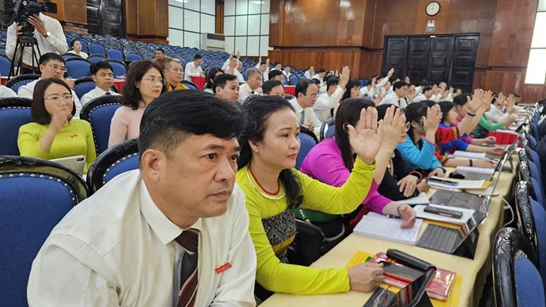 Đồng chí Nguyễn Hồng Phong giữ chức Chủ tịch Hội đồng nhân dân tỉnh Thanh Hóa khóa XIX Đồng chí Nguyễn Hồng Phong giữ chức Chủ tịch Hội đồng nhân dân tỉnh Thanh Hóa khóa XIX