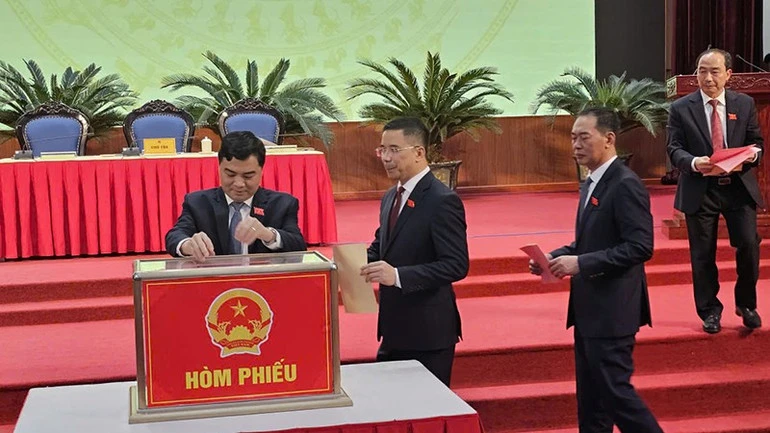 Đồng chí Nguyễn Hồng Phong giữ chức Chủ tịch Hội đồng nhân dân tỉnh Thanh Hóa khóa XIX Đồng chí Nguyễn Hồng Phong giữ chức Chủ tịch Hội đồng nhân dân tỉnh Thanh Hóa khóa XIX