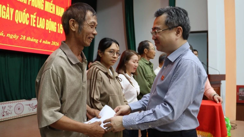 Đồng chí Nguyễn Thanh Nghị tặng quà cho gia đình chính sách, công nhân, người lao động khó khăn tại Đắk Lắk Đồng chí Nguyễn Thanh Nghị tặng quà cho gia đình chính sách, công nhân, người lao động khó khăn tại Đắk Lắk
