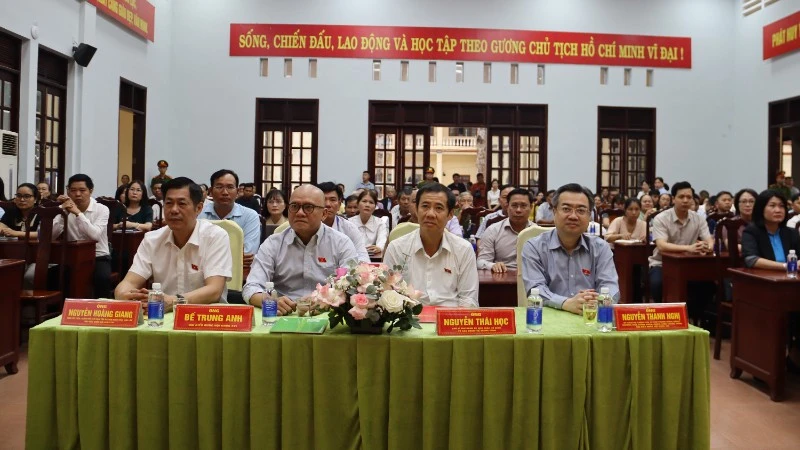 Đồng chí Nguyễn Thanh Nghị tặng quà cho gia đình chính sách, công nhân, người lao động khó khăn tại Đắk Lắk Đồng chí Nguyễn Thanh Nghị tặng quà cho gia đình chính sách, công nhân, người lao động khó khăn tại Đắk Lắk