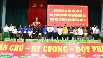 Đồng chí Nguyễn Thanh Nghị tặng quà cho gia đình chính sách, công nhân, người lao động khó khăn tại Đắk Lắk