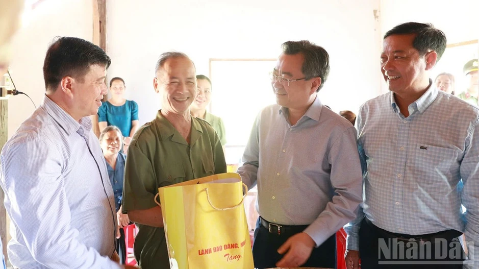 Đồng chí Nguyễn Thanh Nghị thăm, tặng quà gia đình chính sách tại Lâm Đồng Đồng chí Nguyễn Thanh Nghị thăm, tặng quà gia đình chính sách tại Lâm Đồng