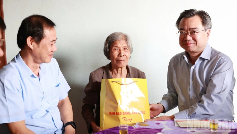 Đồng chí Nguyễn Thanh Nghị thăm, tặng quà gia đình chính sách tại Lâm Đồng Đồng chí Nguyễn Thanh Nghị thăm, tặng quà gia đình chính sách tại Lâm Đồng