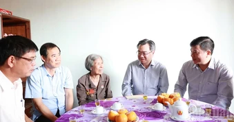 Đồng chí Nguyễn Thanh Nghị thăm, tặng quà gia đình chính sách tại Lâm Đồng