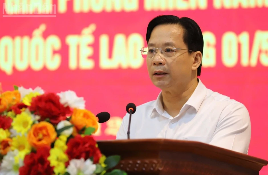 Đồng chí Trần Sỹ Thanh thăm, tặng quà nhân dân tỉnh Sơn La Đồng chí Trần Sỹ Thanh thăm, tặng quà nhân dân tỉnh Sơn La
