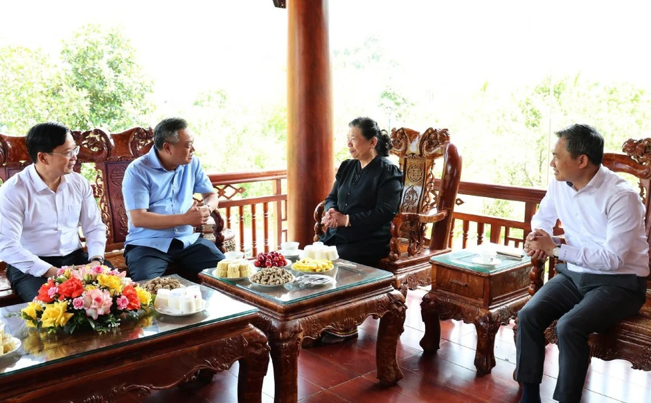 Đồng chí Trần Sỹ Thanh thăm, tặng quà nhân dân tỉnh Sơn La Đồng chí Trần Sỹ Thanh thăm, tặng quà nhân dân tỉnh Sơn La
