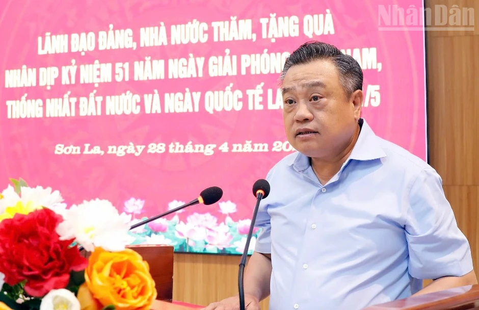 Đồng chí Trần Sỹ Thanh thăm, tặng quà nhân dân tỉnh Sơn La Đồng chí Trần Sỹ Thanh thăm, tặng quà nhân dân tỉnh Sơn La