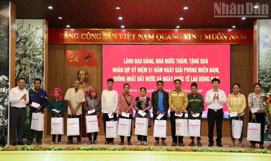 Đồng chí Trần Sỹ Thanh thăm, tặng quà nhân dân tỉnh Sơn La Đồng chí Trần Sỹ Thanh thăm, tặng quà nhân dân tỉnh Sơn La