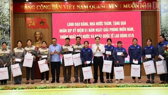 Đồng chí Trần Sỹ Thanh thăm, tặng quà nhân dân tỉnh Sơn La