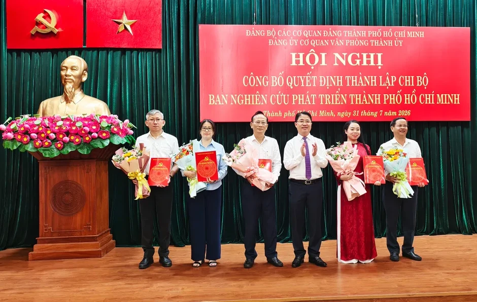 Đồng chí Trần Văn Nam làm Bí thư Chi bộ Ban Nghiên cứu phát triển TPHCM Đồng chí Trần Văn Nam làm Bí thư Chi bộ Ban Nghiên cứu phát triển TPHCM