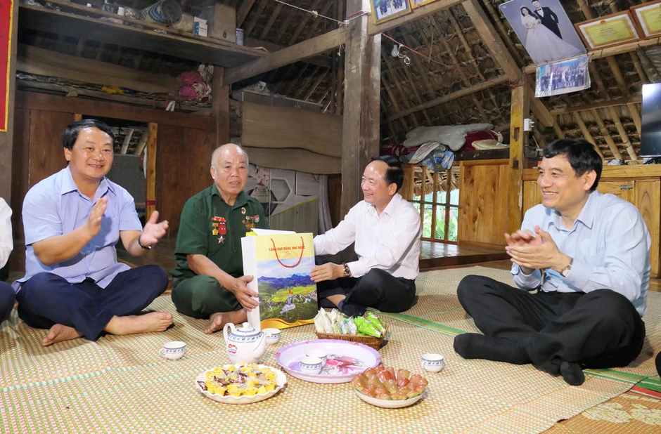 Đồng chí Trịnh Văn Quyết thăm, tặng quà các gia đình chính sách tại Tuyên Quang Đồng chí Trịnh Văn Quyết thăm, tặng quà các gia đình chính sách tại Tuyên Quang