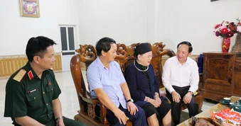 Đồng chí Trịnh Văn Quyết thăm, tặng quà các gia đình chính sách tại Tuyên Quang