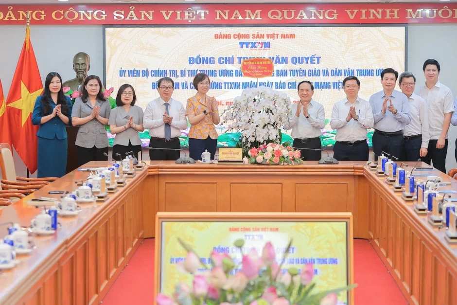 Đồng chí Trịnh Văn Quyết thăm và chúc mừng TTXVN và nhà báo lão thành Hà Đăng