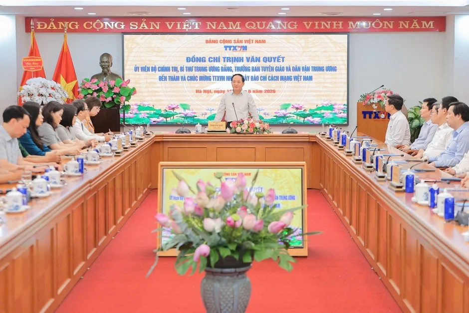 Đồng chí Trịnh Văn Quyết thăm và chúc mừng TTXVN và nhà báo lão thành Hà Đăng