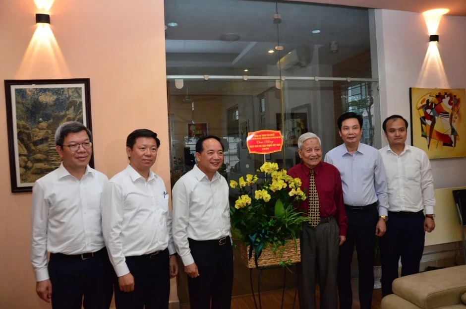 Đồng chí Trịnh Văn Quyết thăm và chúc mừng TTXVN và nhà báo lão thành Hà Đăng