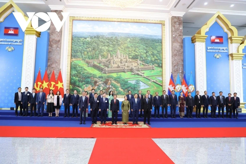 Đồng chí Trịnh Văn Quyết thăm và làm việc tại Campuchia Đồng chí Trịnh Văn Quyết thăm và làm việc tại Campuchia