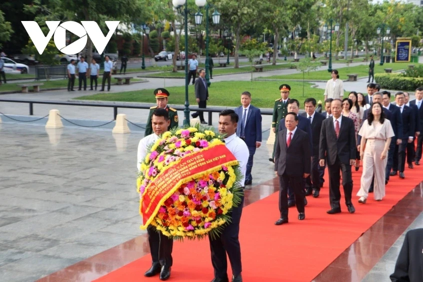 Đồng chí Trịnh Văn Quyết thăm và làm việc tại Campuchia Đồng chí Trịnh Văn Quyết thăm và làm việc tại Campuchia