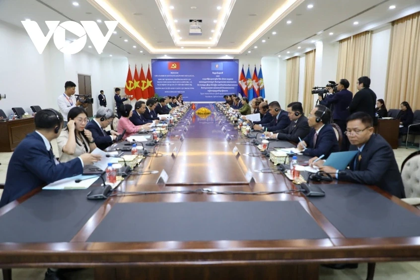 Đồng chí Trịnh Văn Quyết thăm và làm việc tại Campuchia Đồng chí Trịnh Văn Quyết thăm và làm việc tại Campuchia