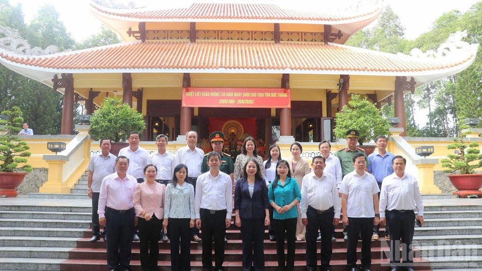 Đồng chí Võ Thị Ánh Xuân dâng hương tưởng nhớ Chủ tịch Tôn Đức Thắng