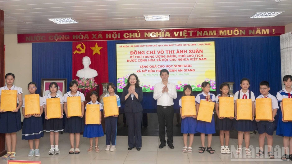 Đồng chí Võ Thị Ánh Xuân dâng hương tưởng nhớ Chủ tịch Tôn Đức Thắng