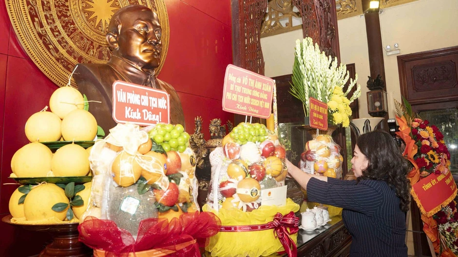 Đồng chí Võ Thị Ánh Xuân dâng hương tưởng nhớ Chủ tịch Tôn Đức Thắng
