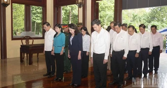 Đồng chí Võ Thị Ánh Xuân dâng hương tưởng nhớ Chủ tịch Tôn Đức Thắng