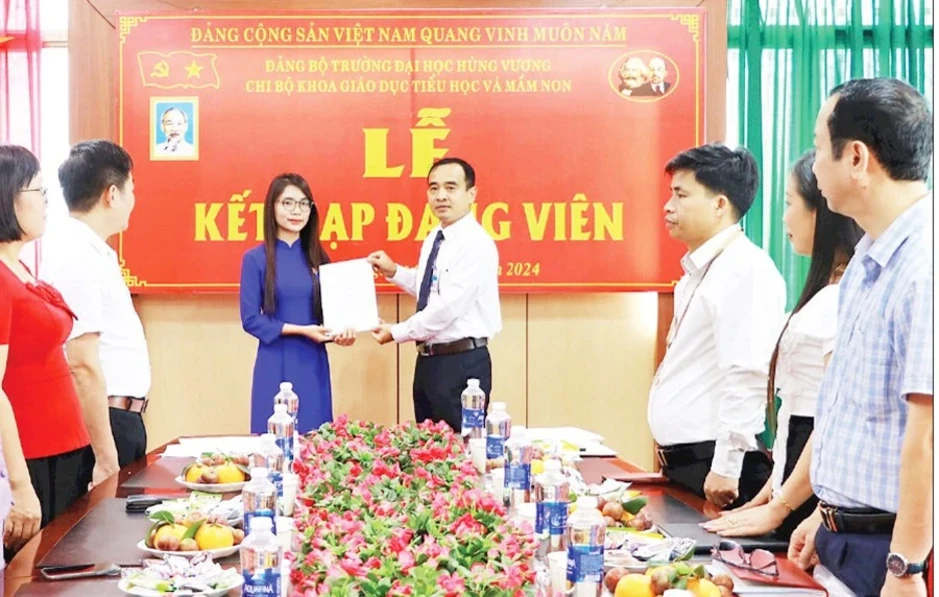 Đồng hành, hỗ trợ cơ sở trong công tác phát triển đảng viên ở Phú Thọ