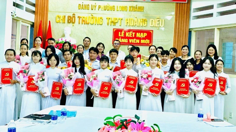 Đồng Nai kết nạp 684 học sinh ưu tú vào Đảng Đồng Nai kết nạp 684 học sinh ưu tú vào Đảng