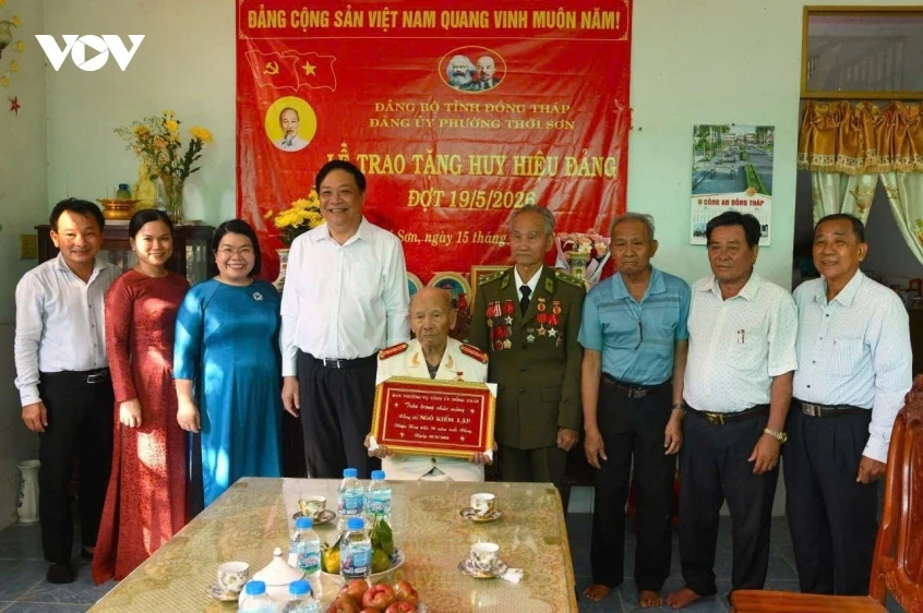 Đồng Tháp: 657 đảng viên được tặng, truy tặng Huy hiệu Đảng dịp 19/5 Đồng Tháp: 657 đảng viên được tặng, truy tặng Huy hiệu Đảng dịp 19/5