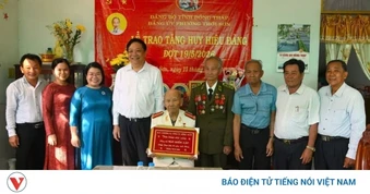Đồng Tháp: 657 đảng viên được tặng, truy tặng Huy hiệu Đảng dịp 19/5