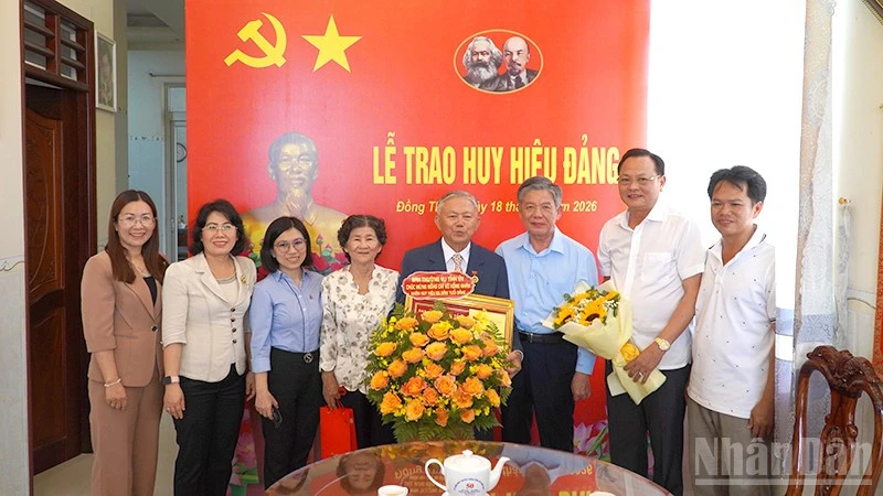 Đồng Tháp: Trao Huy hiệu Đảng tặng 2 đồng chí nguyên Bí thư Tỉnh ủy Đồng Tháp: Trao Huy hiệu Đảng tặng 2 đồng chí nguyên Bí thư Tỉnh ủy