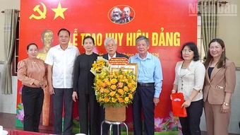 Đồng Tháp: Trao Huy hiệu Đảng tặng 2 đồng chí nguyên Bí thư Tỉnh ủy