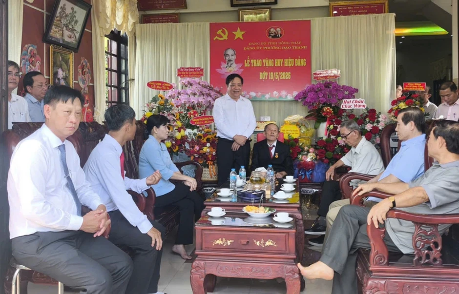 Đồng Tháp trao, truy tặng Huy hiệu Đảng cho hơn 6.200 đảng viên Đồng Tháp trao, truy tặng Huy hiệu Đảng cho hơn 6.200 đảng viên