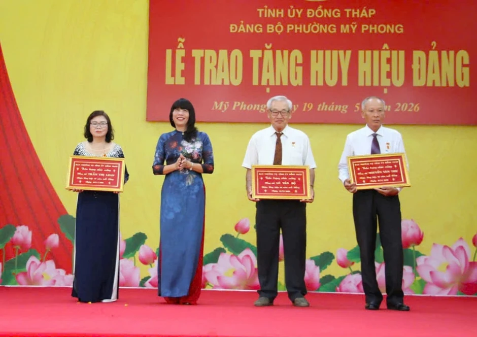Đồng Tháp trao, truy tặng Huy hiệu Đảng cho hơn 6.200 đảng viên Đồng Tháp trao, truy tặng Huy hiệu Đảng cho hơn 6.200 đảng viên