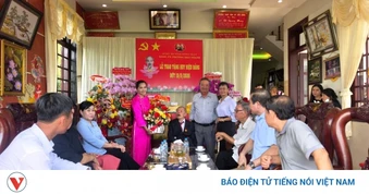 Đồng Tháp trao, truy tặng Huy hiệu Đảng cho hơn 6.200 đảng viên