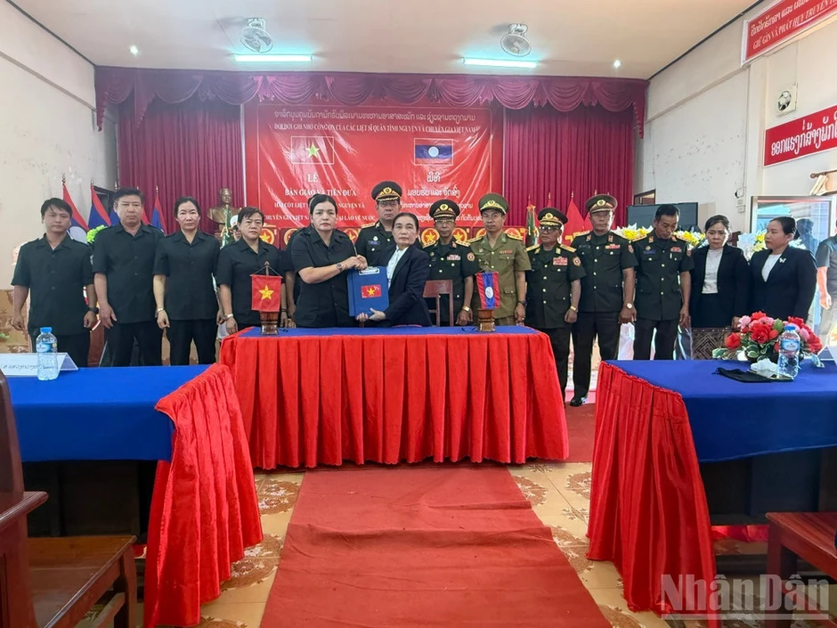 Đưa 10 hài cốt liệt sĩ hy sinh tại Lào trở về đất mẹ Đưa 10 hài cốt liệt sĩ hy sinh tại Lào trở về đất mẹ