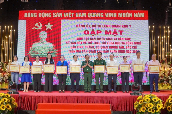 Đưa công tác tuyên truyền về Quân khu 7 đi vào thực chất Đưa công tác tuyên truyền về Quân khu 7 đi vào thực chất