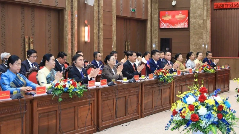 Đưa quan hệ Hà Nội-Vientiane phát triển ngày càng thực chất, hiệu quả, bền vững Đưa quan hệ Hà Nội-Vientiane phát triển ngày càng thực chất, hiệu quả, bền vững