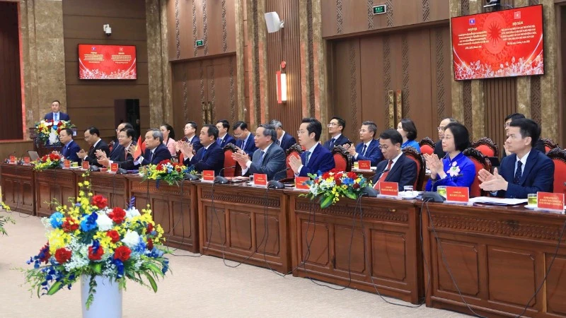 Đưa quan hệ Hà Nội-Vientiane phát triển ngày càng thực chất, hiệu quả, bền vững Đưa quan hệ Hà Nội-Vientiane phát triển ngày càng thực chất, hiệu quả, bền vững