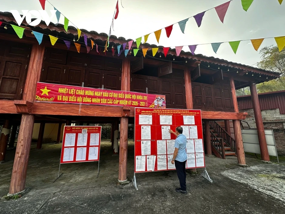 Đưa thông tin bầu cử đến từng thôn bản vùng biên Lạng Sơn Đưa thông tin bầu cử đến từng thôn bản vùng biên Lạng Sơn