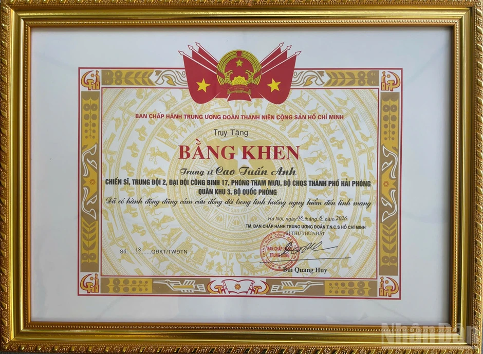 Dũng cảm hy sinh khi cứu đồng đội trong lúc làm nhiệm vụ Dũng cảm hy sinh khi cứu đồng đội trong lúc làm nhiệm vụ