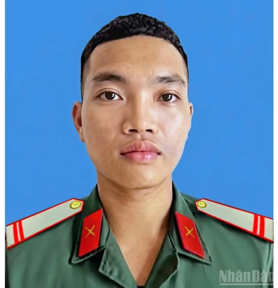 Dũng cảm hy sinh khi cứu đồng đội trong lúc làm nhiệm vụ Dũng cảm hy sinh khi cứu đồng đội trong lúc làm nhiệm vụ