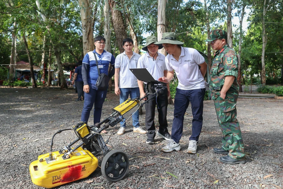 Dùng radar rà từng mét đất để tìm kiếm liệt sĩ chôn tại công viên Lê Thị Riêng Dùng radar rà từng mét đất để tìm kiếm liệt sĩ chôn tại công viên Lê Thị Riêng