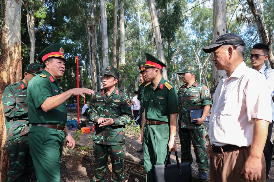 Dùng radar rà từng mét đất để tìm kiếm liệt sĩ chôn tại công viên Lê Thị Riêng Dùng radar rà từng mét đất để tìm kiếm liệt sĩ chôn tại công viên Lê Thị Riêng