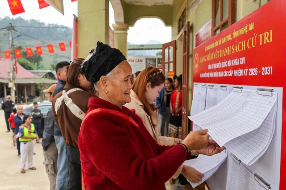 Gác việc nương rẫy, người dân miền núi Nghệ An đi bầu cử sớm - Báo TinVina